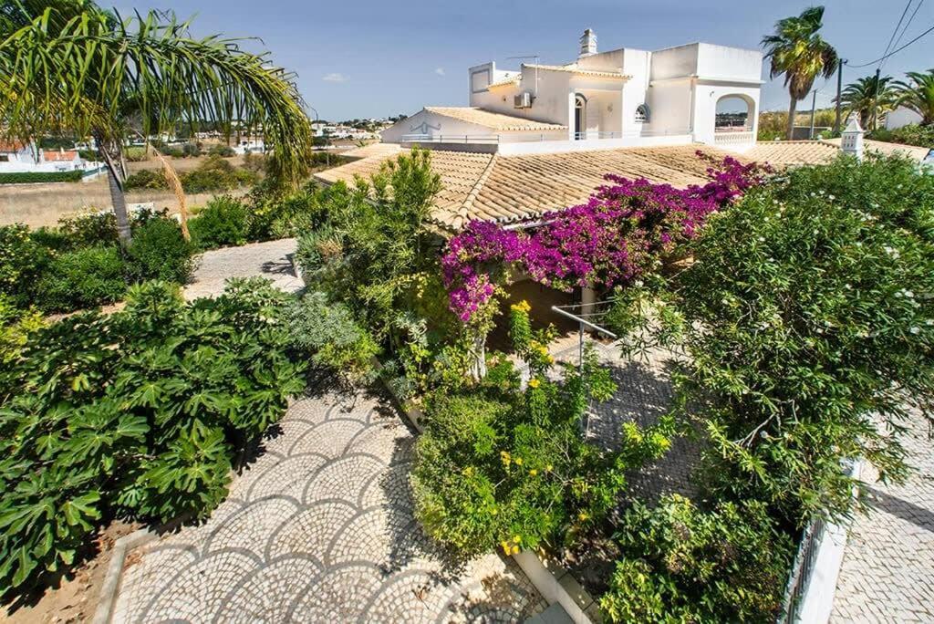 Villa Cabrita, Superb Location, Large Villa, Walk To Restaurants, Supermarkets Beach Guia  Esterno foto
