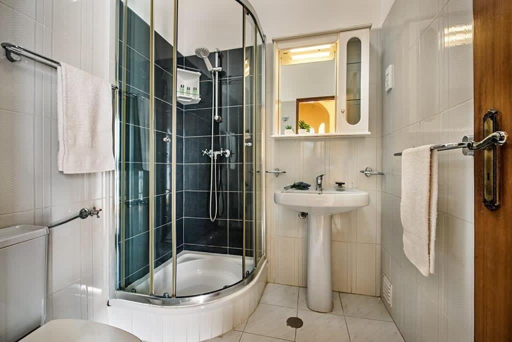 Villa Cabrita, Superb Location, Large Villa, Walk To Restaurants, Supermarkets Beach Guia  Esterno foto